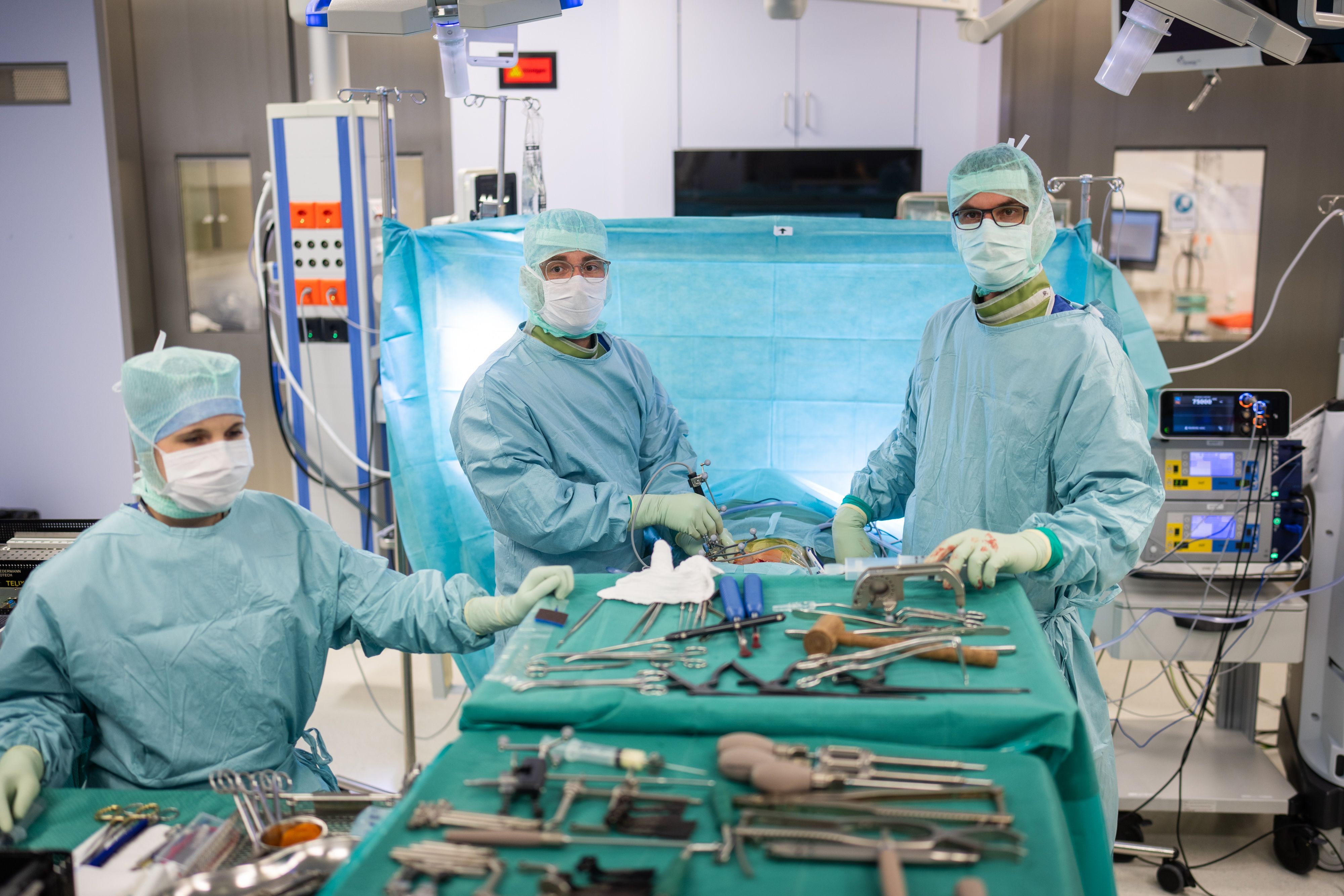 Dr. med. Rainer Schlichtherle und Dr. med. Roman Schwizer im OP-Saal